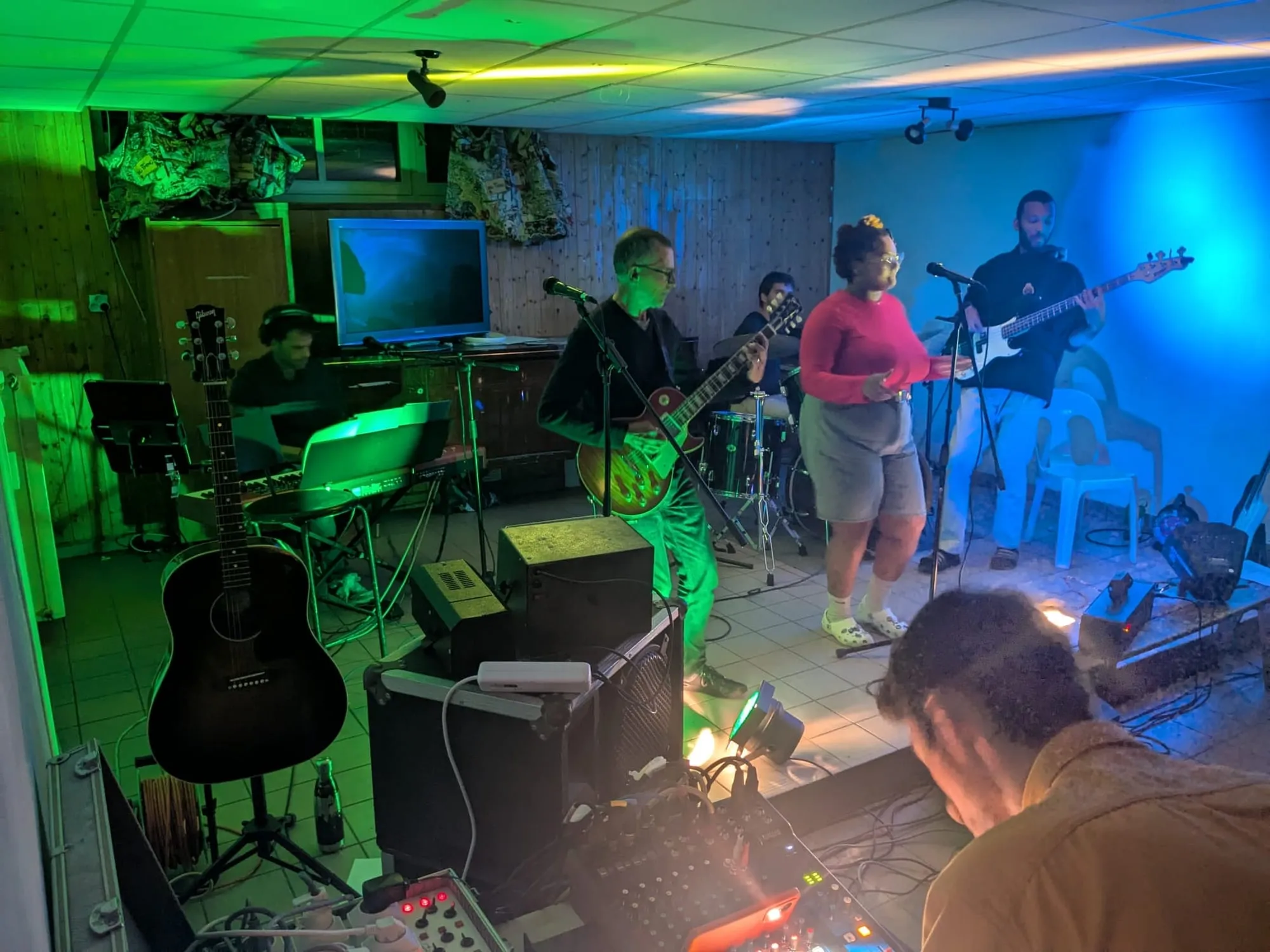 Le groupe sur scène sous les lumières vertes