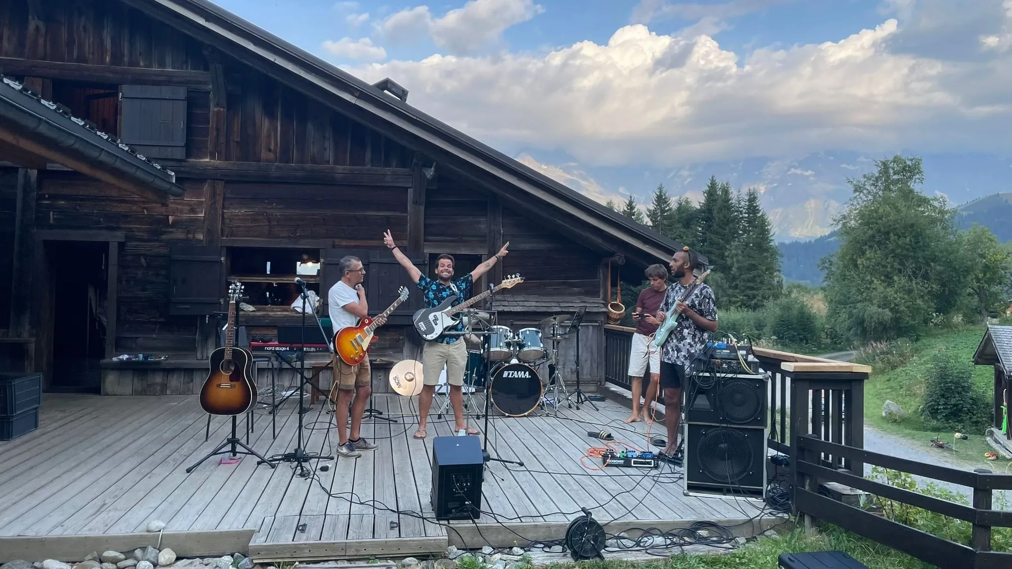 Concert sur une terrasse en bois face aux montagnes