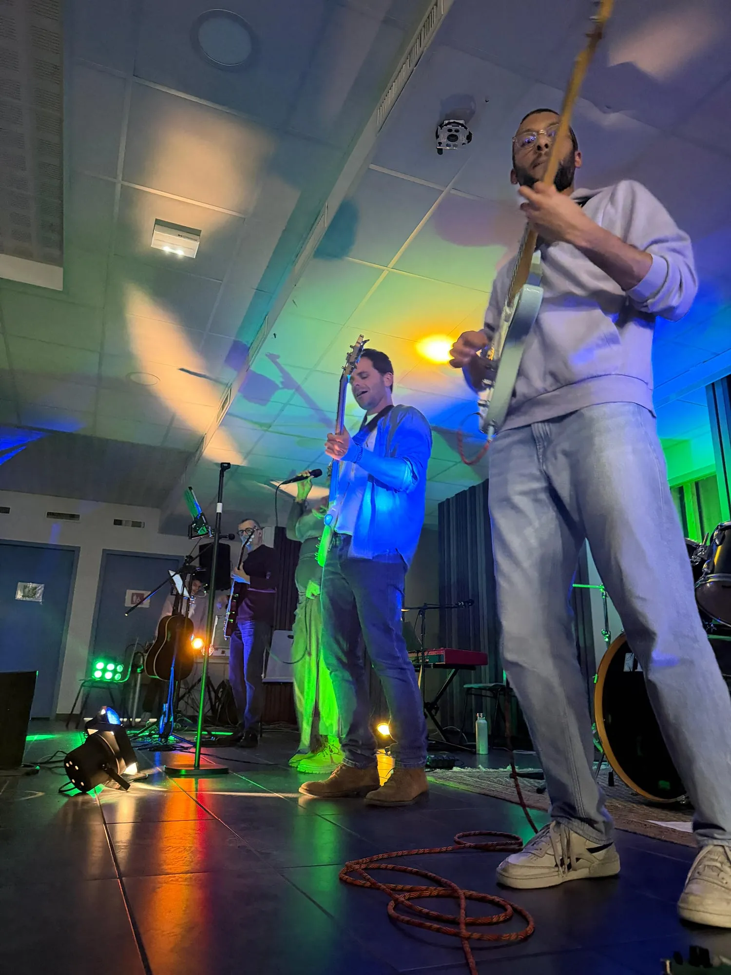 Le groupe en concert dans la salle de la MFR