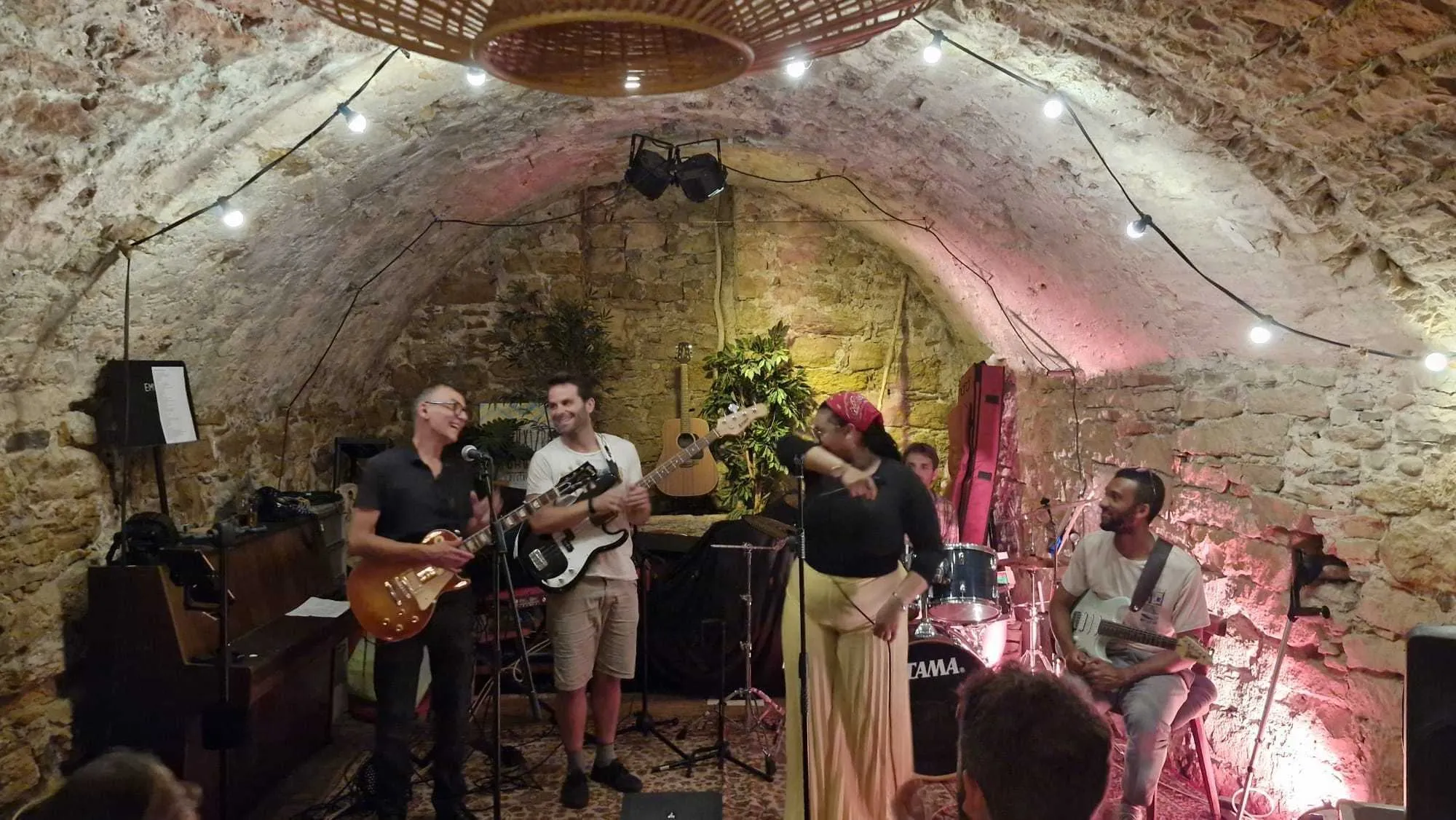 Le groupe au complet dans la cave voûtée