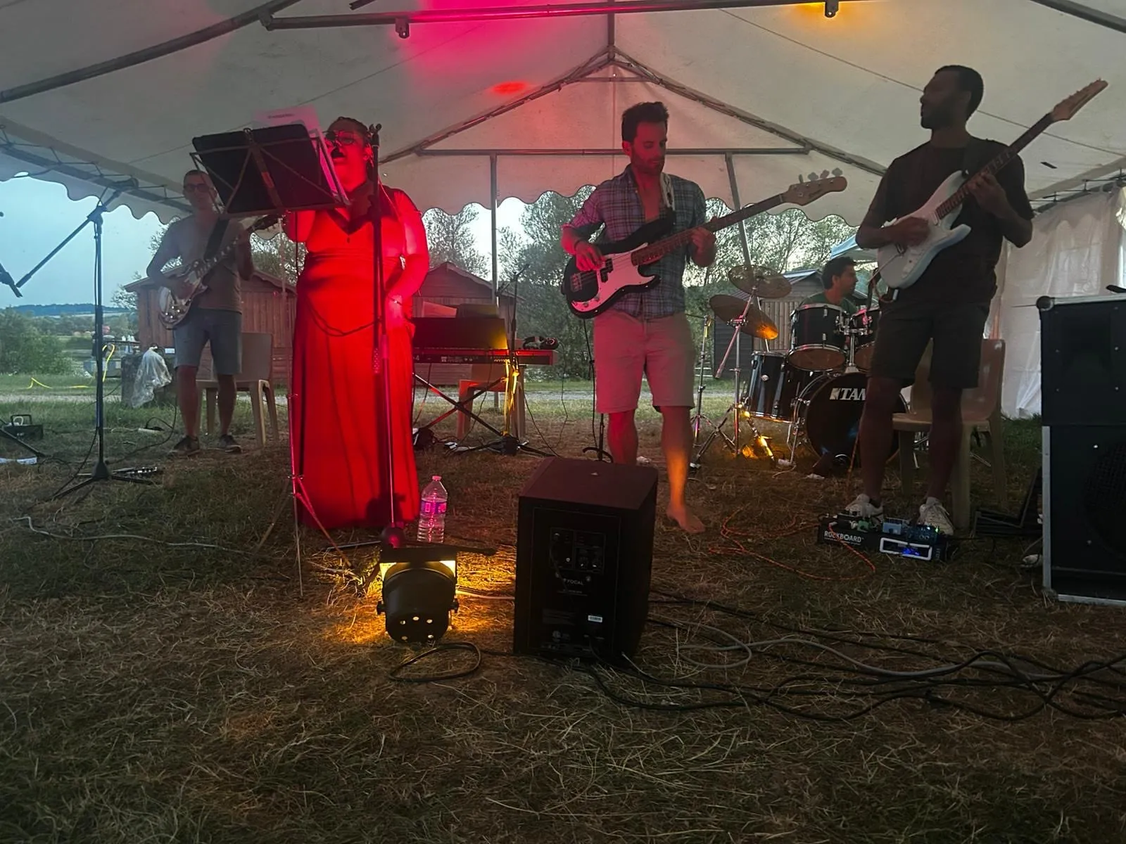 Le groupe sous le chapiteau à la tombée de la nuit