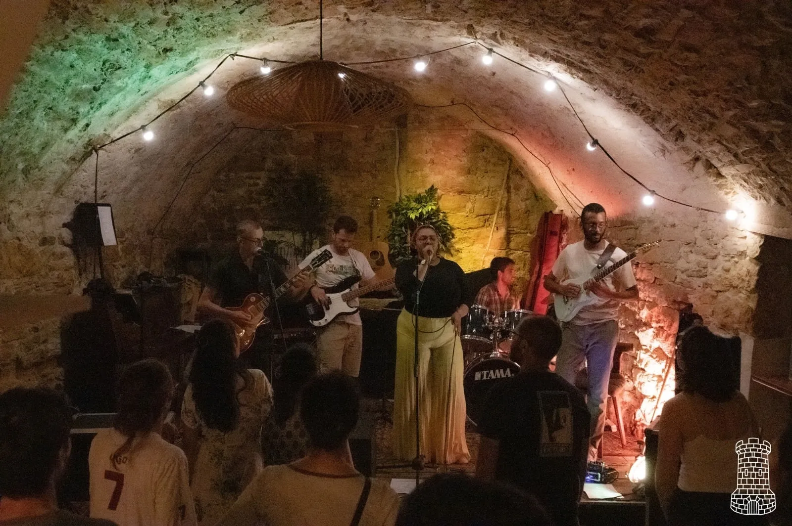 Le groupe en pleine chanson