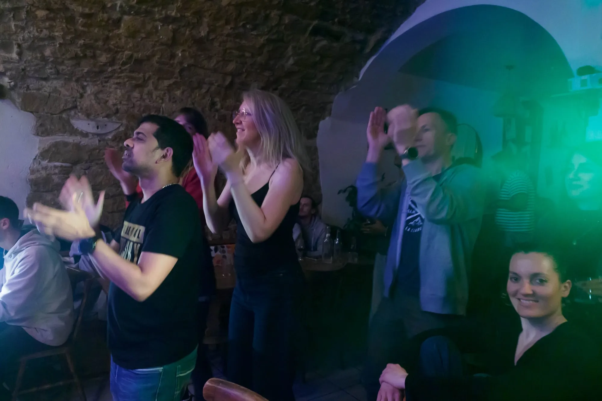 Le public qui chante et tape dans les mains
