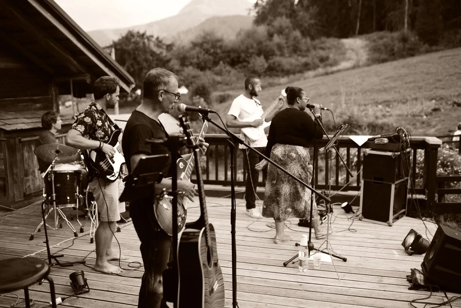 Le groupe en noir et blanc sur la terrasse