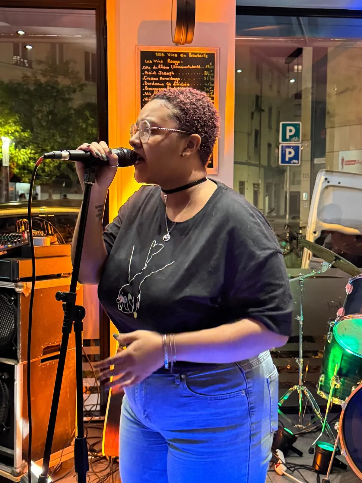 La chanteuse aux balances
