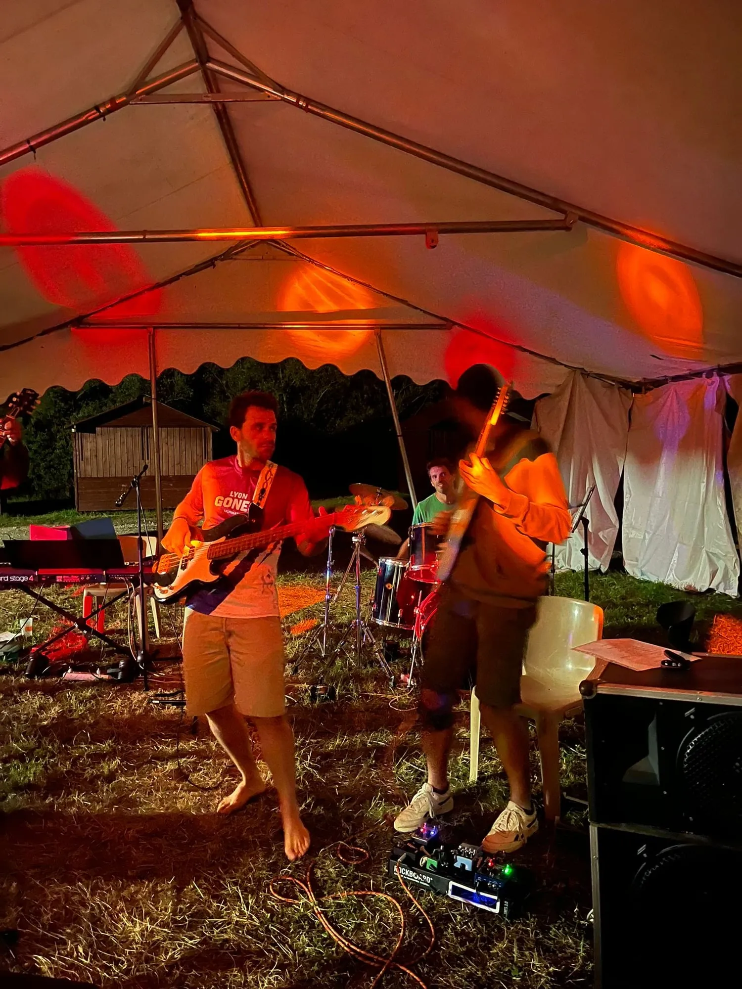 Guitares sous le chapiteau, lumières orange