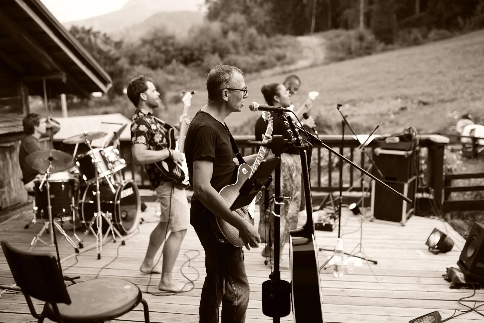Chant et guitares en noir et blanc