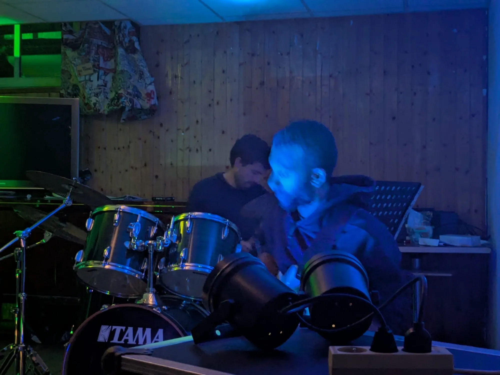 Batterie et basse dans la lumière bleue