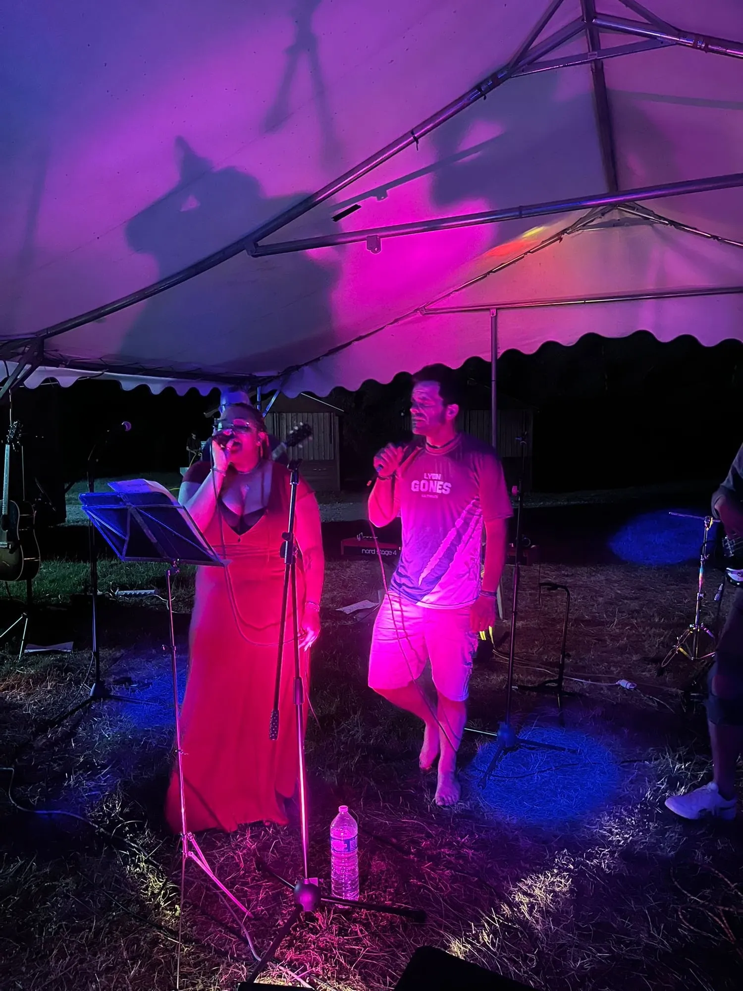 Duo de chanteuses sous les lumières violettes
