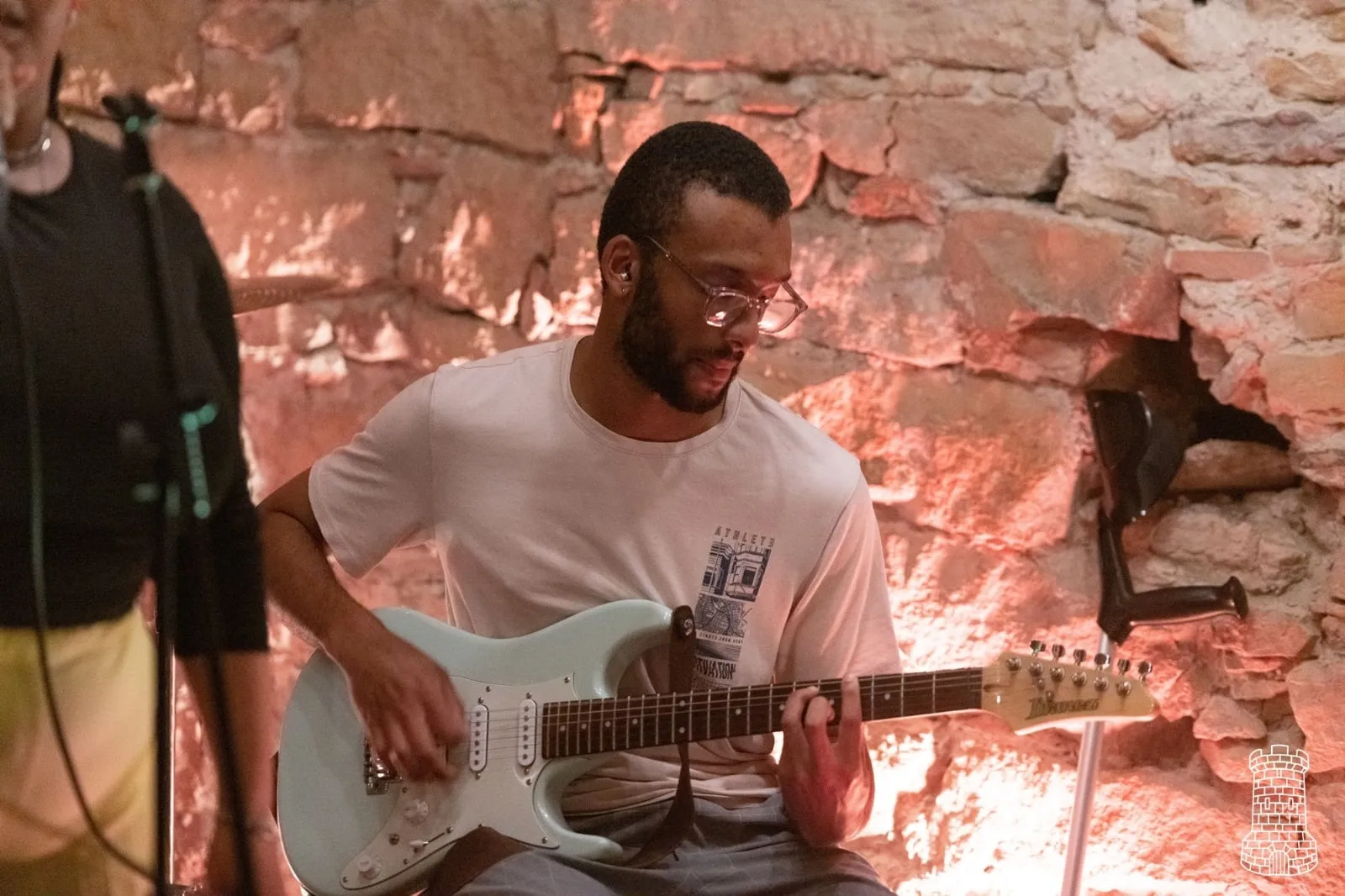 Sam à la guitare