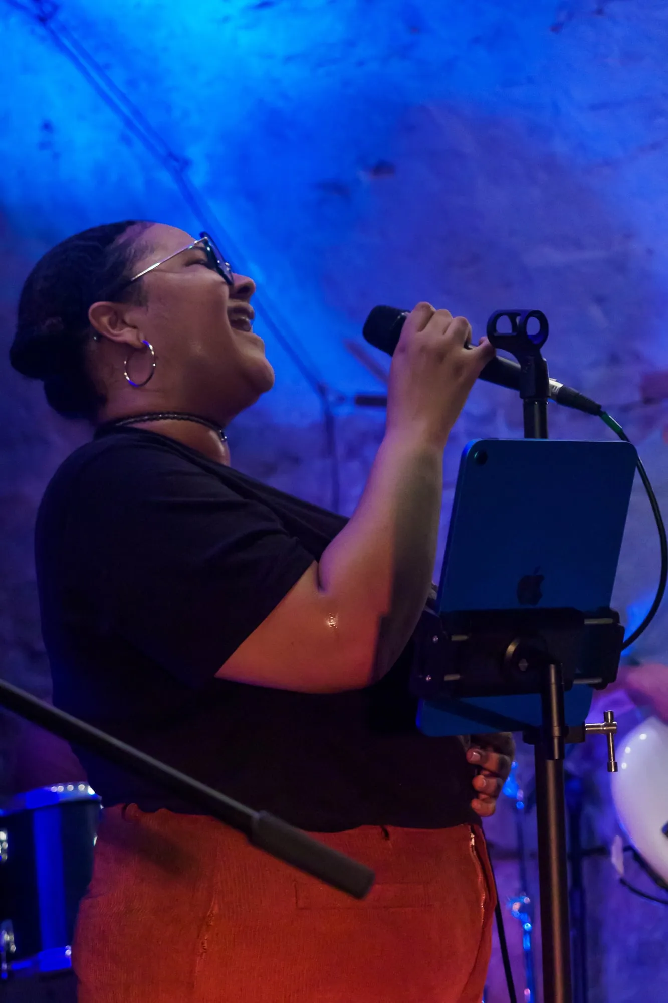 La chanteuse sous les projecteurs bleus