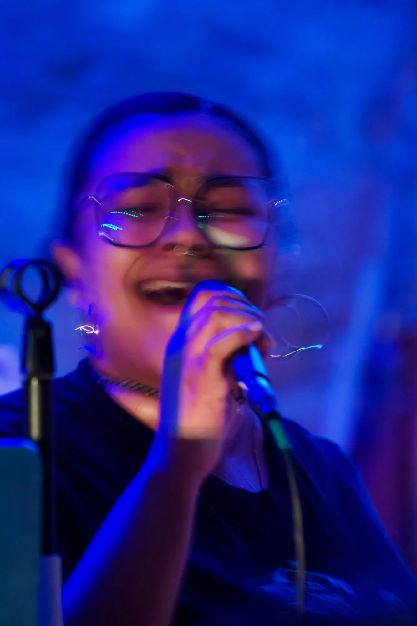 Gros plan sur la chanteuse, lumière bleue